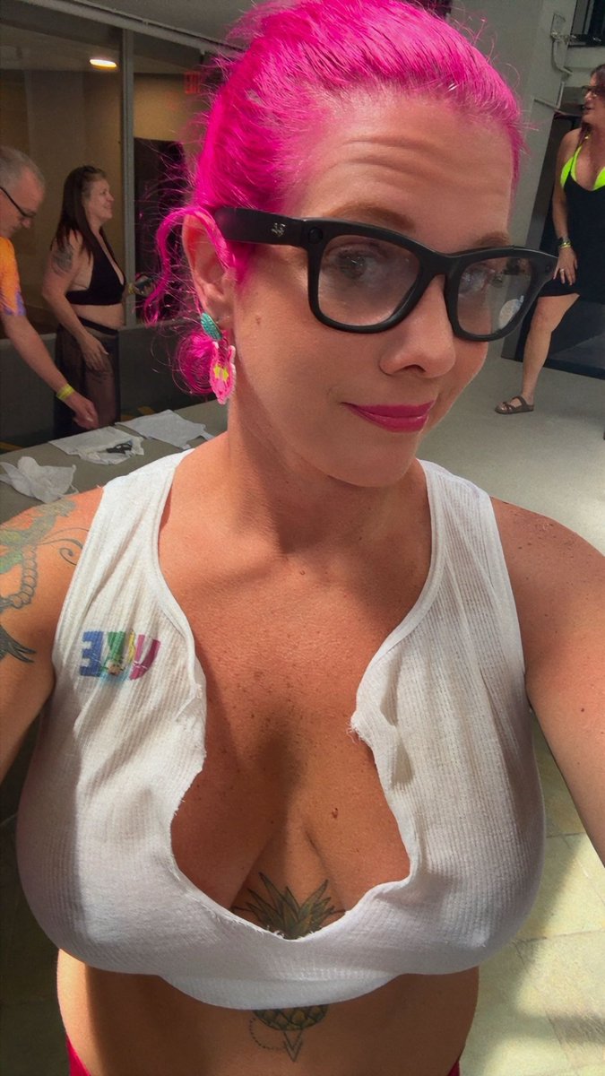 DJ_MandiC's tweet photo. When I'm not busy spinning tracks, I'm all about soaking up the weekend fun! 💦👚Contest time!! 😊 This VIBE Party was lit before the cold water even came out! #djmandic #pinkhairdj #LSTAKEOVER #girldj #femaledjs #vibeparty #wettshirt #wetshirt #djlife #pinkhair https://t.co/OEe7SwIqdq