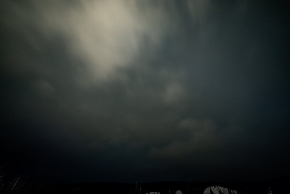 26.4.11 1:30-3:00AKDT

初日 0時頃チェナ温泉到着、くもり。
雲越しの空が緑に光り、緑の光が引いた後には月夜の空。
カメラに写った緑の夜空にまず感動です。
肉眼は白っぽく見えました。

別日に期待です。
オーロラ待機部屋で英語圏のご家族と片言でお話しました。

#ChenaHotSprings
#Fairbanks