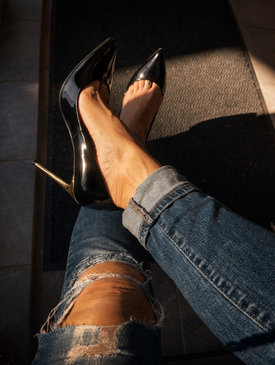 MDominatrixa's tweet image. These Black  heels with my ripped jeans are my go-to everyday power combo ☕👠👖

#HeelWorship #jeans #FindomFeet #HighHeels #Femdom