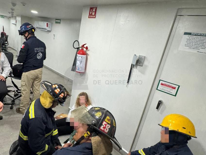 acontecer_'s tweet image. #Alerta 🚨 Unas personas quedaron atrapadas en el interior de un elevador -por fallas eléctricas- en un establecimiento en el boulevard Peñaflor, colonia Misión de Carrillo, en #Querétaro. Personal de emergencia brindó valoración prehospitalaria, sin requerir traslados.