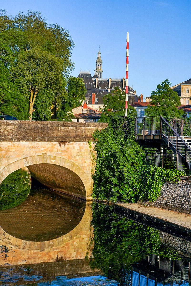 Mairie_Niort's tweet photo. Une belle journée en perspective encore à  #Niort aujourd'hui ☀️ ! Merci à @FillaultM pour ces belles photos prises hier soir du côté de Port Boinot et du quai Cronstadt 😀 https://t.co/4NcuZFpVby
