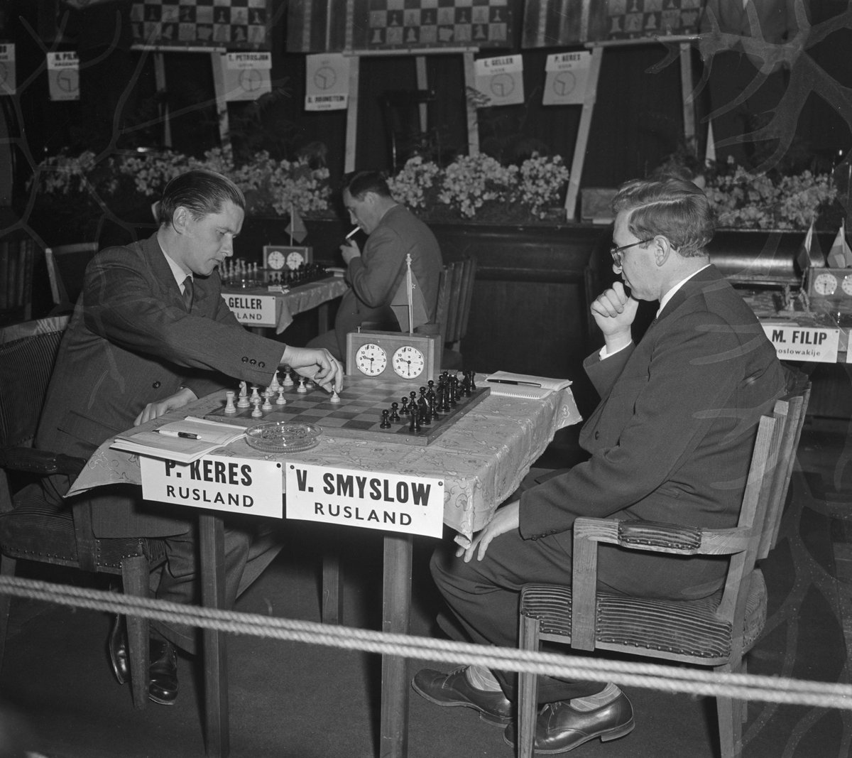 TUUR1's tweet photo. Today 70 years ago round 15 of the Amsterdam candidates #AmsterdamCT1956.  A tense tournament situation, with 4 rounds left to play: Geller, Keres, Smyslov lead with 8½ Bronstein, Petrosian &amp; Spassky trail with 7½. Pairings o.a. Keres-Smyslov &amp; Bronstein-Geller! #FideCandidates https://t.co/MneD2XOhh9