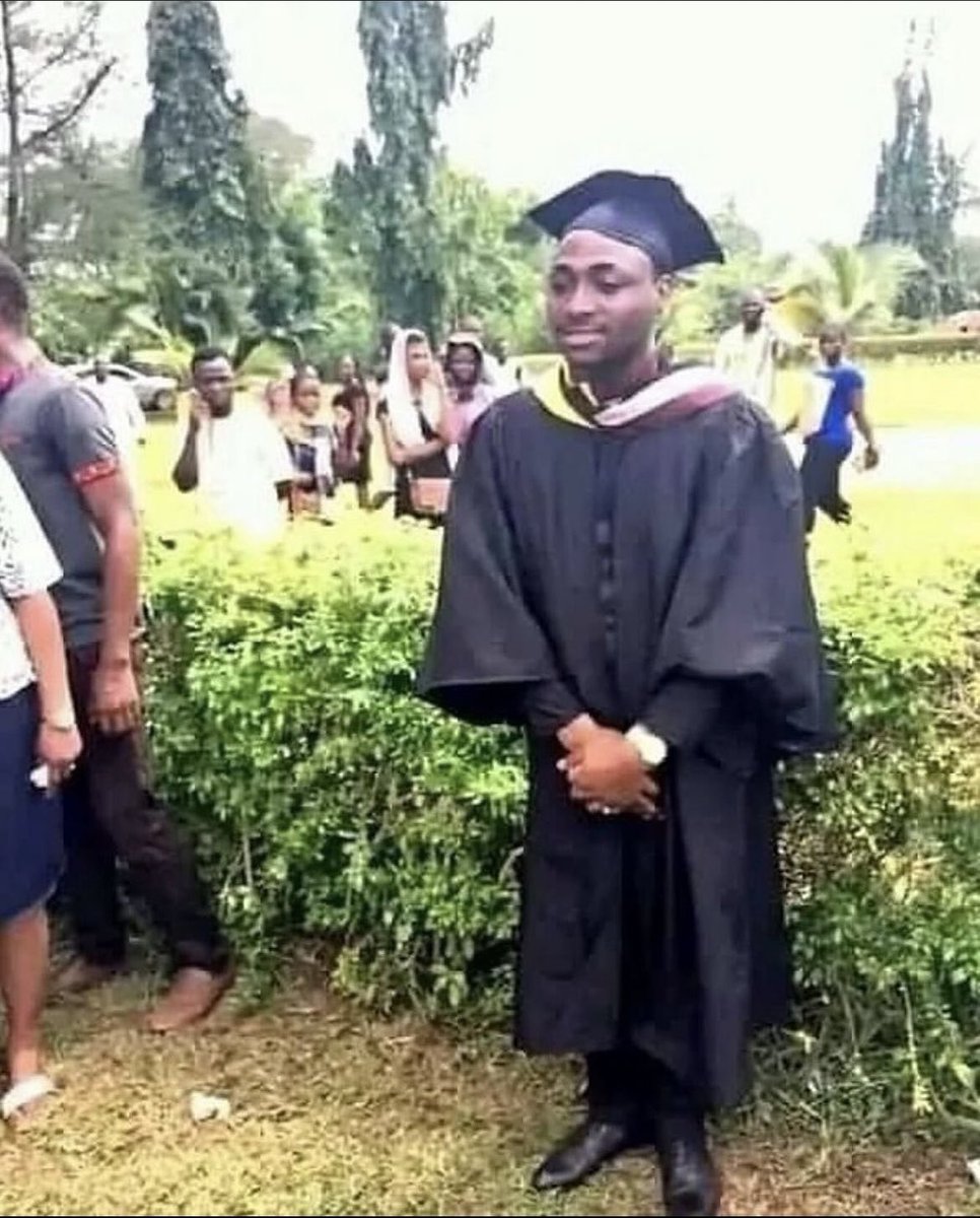 Adeoluwaa23's tweet image. I just had to take this Goated pose to commemorate my grad celebration, iykyk 🥰
#30BG in the house, celebrate with me 🥂