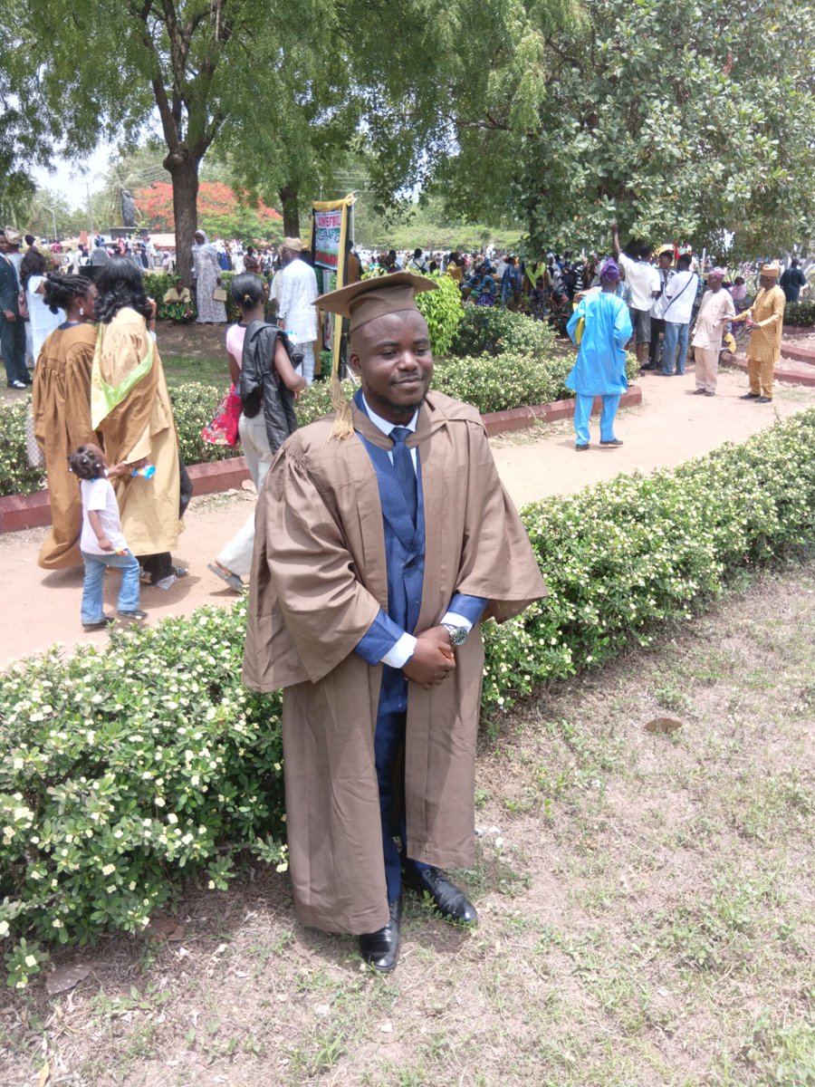 Adeoluwaa23's tweet image. I just had to take this Goated pose to commemorate my grad celebration, iykyk 🥰
#30BG in the house, celebrate with me 🥂