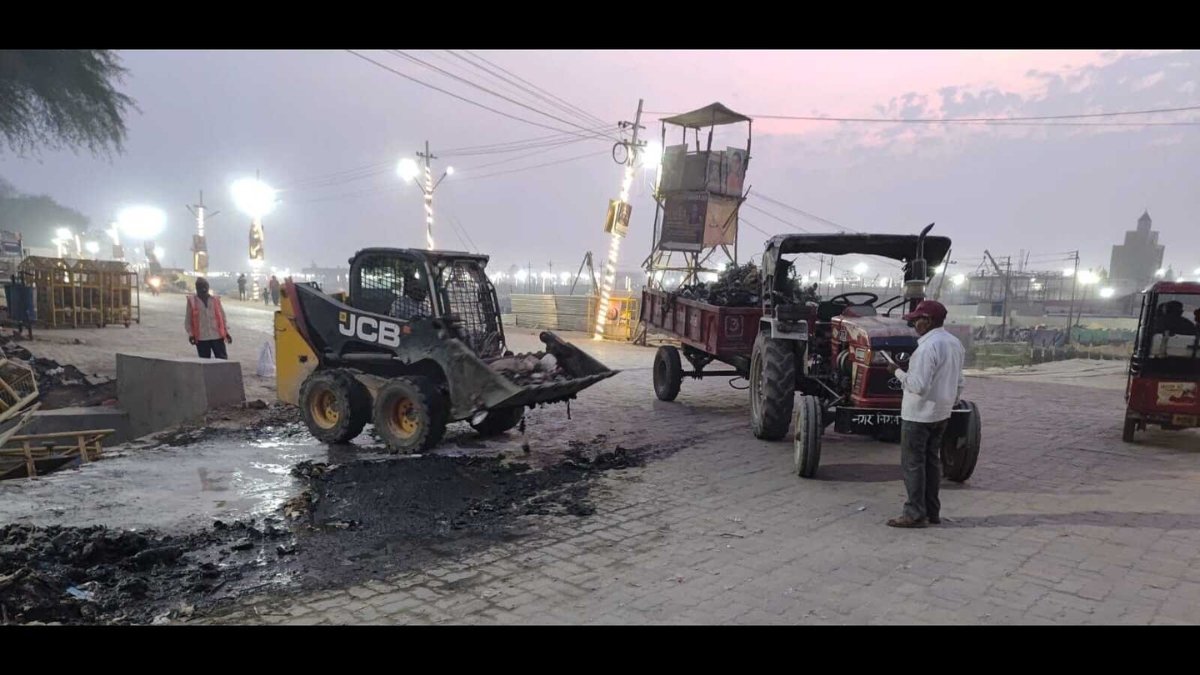 Grihik126837's tweet image. After Bulldozers, Focus Shifts to Cleanup, Road Restoration and Infra Upgrade in Gurugram

Read the full news here👇🏻
news.grihik.com/infrastructure…

#Gurugram #CleanupDrive #RoadRestoration #Encroachment #InfraUpgrade #grihik