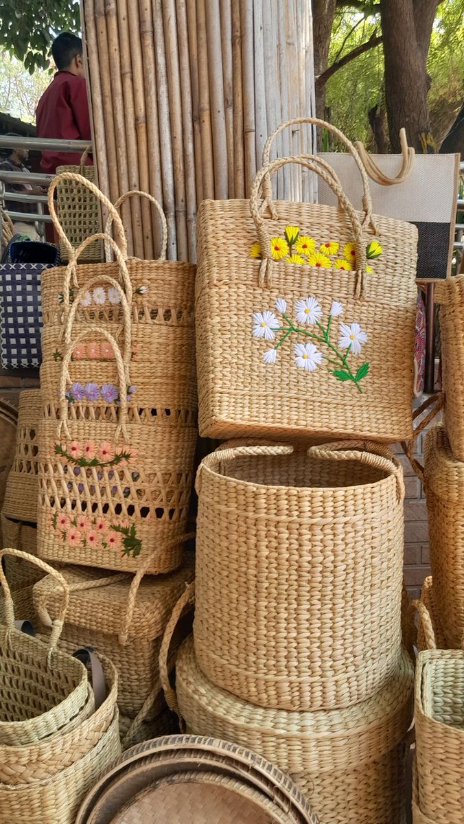 bharitye_crafts's tweet image. Would you carry this beauty? 😍
Tag someone who loves handmade bags!
Own the charm of handcrafted luxury 🤎
Shop now on all major e-commerce platforms. 
@followers #bhartiyecrafts #bags #EcoFriendly #kaunagrass