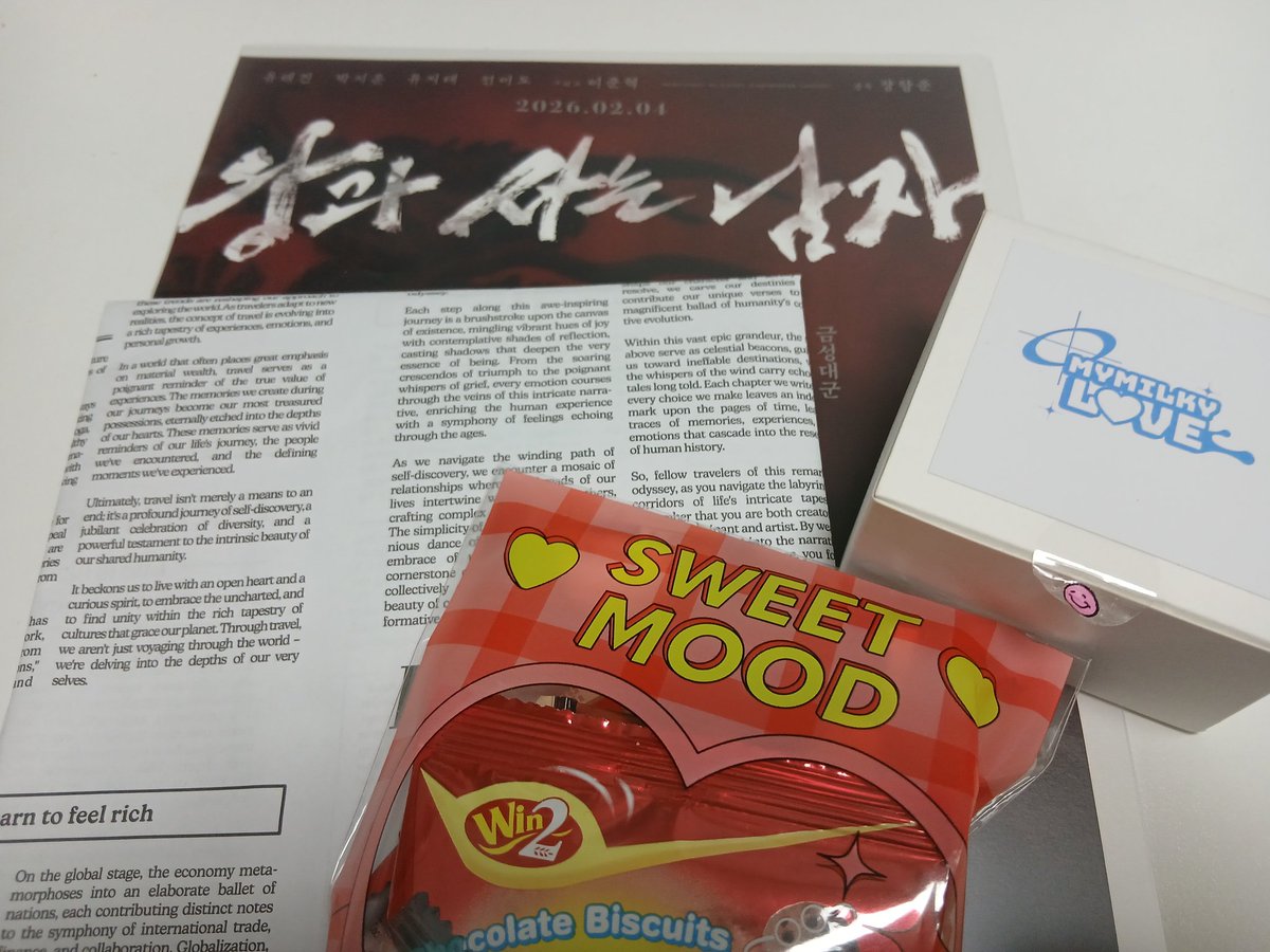 dodooung's tweet photo. 받는 이름 서동재로 적었더니 택배 실종 사건 발생.... 동재야 생환해라 빌었더니 무려 본사까지 찍고 돌아온 제 택배입니다 하,,.. 서동재 대검 욕심 내더니 본사까지 다녀오네..... 동재야 사고 그만 쳐라! 살아 돌아와서 감사한 마음으로 열었더니 정말 감격스러워요 제가 감히 이걸 받아도 될까요 https://t.co/musUDHVOuq