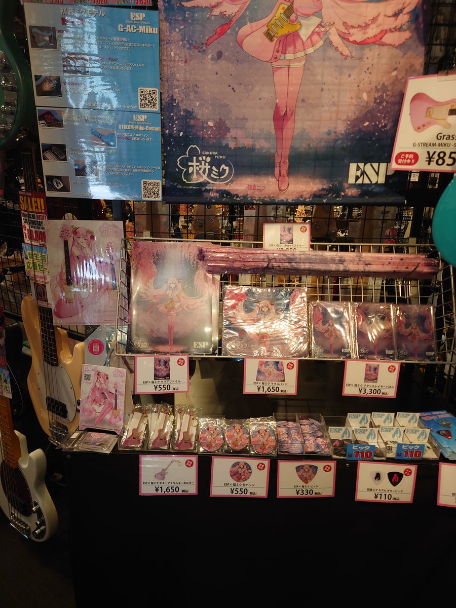 miemimi's tweet image. BIG BOSS福岡店さんの桜ミクさん展示を見に逝ってきました。お店の一角にミクさん沢山居ました。気さくな店員さんとしばし談笑、フォロー特典のピックも無事にいただけました～♪　＃初音ミク　＃BIGBOSS福岡　＃ESP