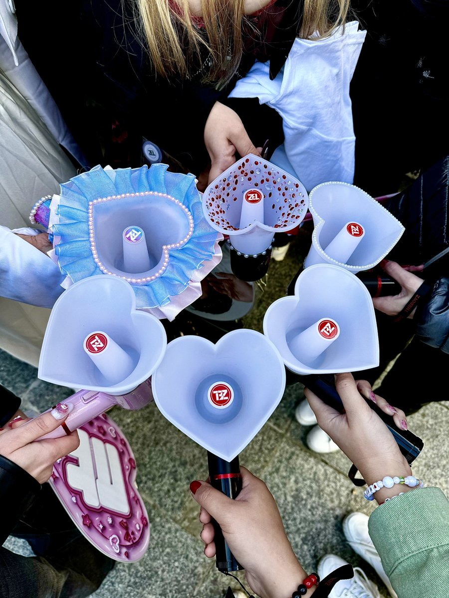 i can't describe how sad i am that i can't be there today but my WHOLE heart is there in seoul with deobis&amp;tbz. please scream for our boyzies as loud as you can for all deobis who couldn't come 🥹 in this tbz shyte 4life!!

#더보이즈  #INTER_ZECTION <a href="/kebeanmoon/">kevin moon</a> <a href="/EricSohn_S2/">Eric Sohn</a>