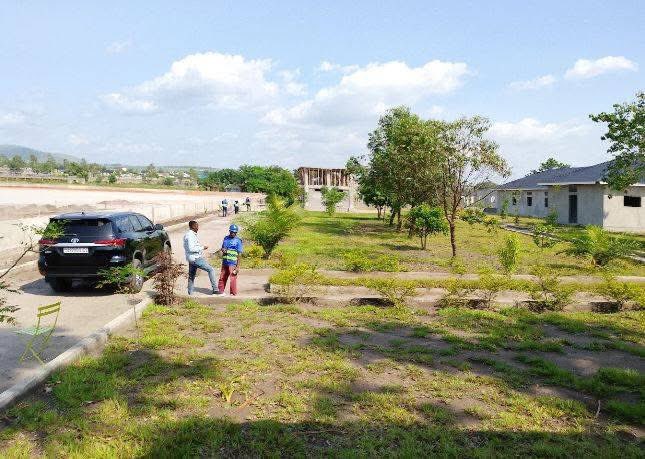 JPCongolais's tweet photo. L’académie de football NOSHA de Shabani Nonda en RDC, actuellement en cours de construction à Kinshasa, accueillera environ 250 élèves. 

L’initiative de Shabani Nonda repose sur une vision concrète et durable : investir dans la jeunesse, c’est investir dans l’avenir du pays. Son centre de formation, capable d’accueillir près de 250 jeunes, ne se limite pas au football, mais vise aussi à inculquer discipline, éducation et valeurs professionnelles. 

Contrairement à de simples discours, l’engagement de Shabani Nonda en faveur du football congolais se traduit par des actions concrètes, notamment son soutien aux jeunes à travers des tournois organisés bien avant les années 2010, à une époque où peu croyaient en ce type d’initiative. Aujourd’hui, ce projet représente une réponse tangible au manque d’opportunités pour les jeunes dans ce domaine, une occasion de révéler des talents locaux et un modèle inspirant de réussite fondé sur l’effort, la vision et la persévérance.