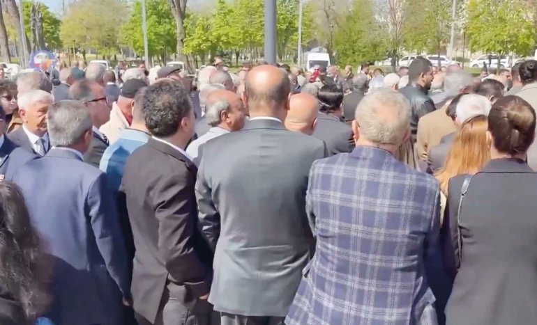 Ahmet Hakan:

▪️Gaziantep’te 23 Nisan şenliklerinde çocuklar, mehter müziği icra etmişler.

▪️CHP İl Başkanı da yanındakilerle birlikte “Bu saray özentiliğidir, biz neo-Osmanlı değiliz” falan diyerek bunu protesto etmişler ve çocuklara sırtlarını dönmüşler.

▪️Mehter, dünyanın