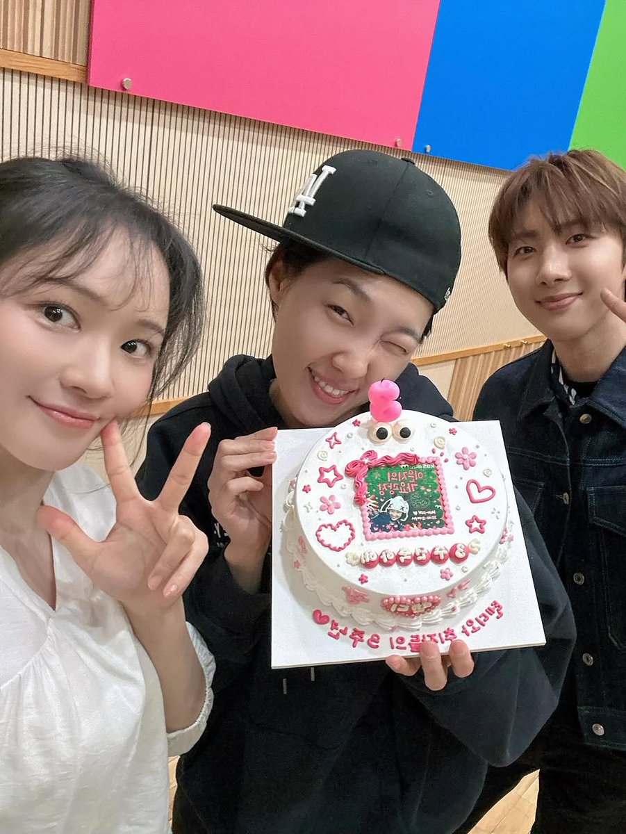 260424 후이 가요광장 
가요광장 3주년이라💕
소정, 후이가 라이브까지 준비해줬어요! 🎤✨️
셋이 다 같이 '판타스틱 베이비 부르는데.. 
진짜 노래방에 온 줄 알았습니다 😆🔥
텐션 끝까지 끌어올려준 덕분에 
오늘도 신나게 마무리 했구요! 
3주년 죽하해주셔서 감사합니다🎉💙
#후이 #HUI #フイ