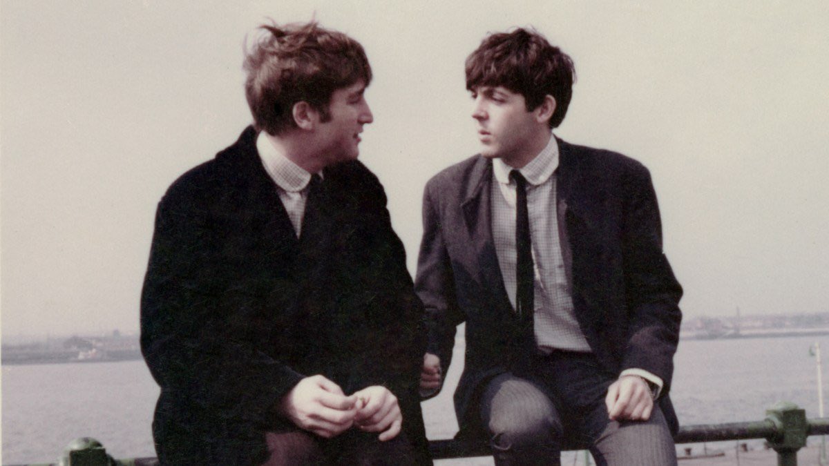 New York, 24 aprile 1976. È un sabato come tanti, ma per i due uomini che hanno scritto la colonna sonora della nostra vita diventa una giornata sospesa nel tempo.

È l’ultima volta che John Lennon e Paul McCartney si incontrano.

Paul si presenta a sorpresa al Dakota Building, a