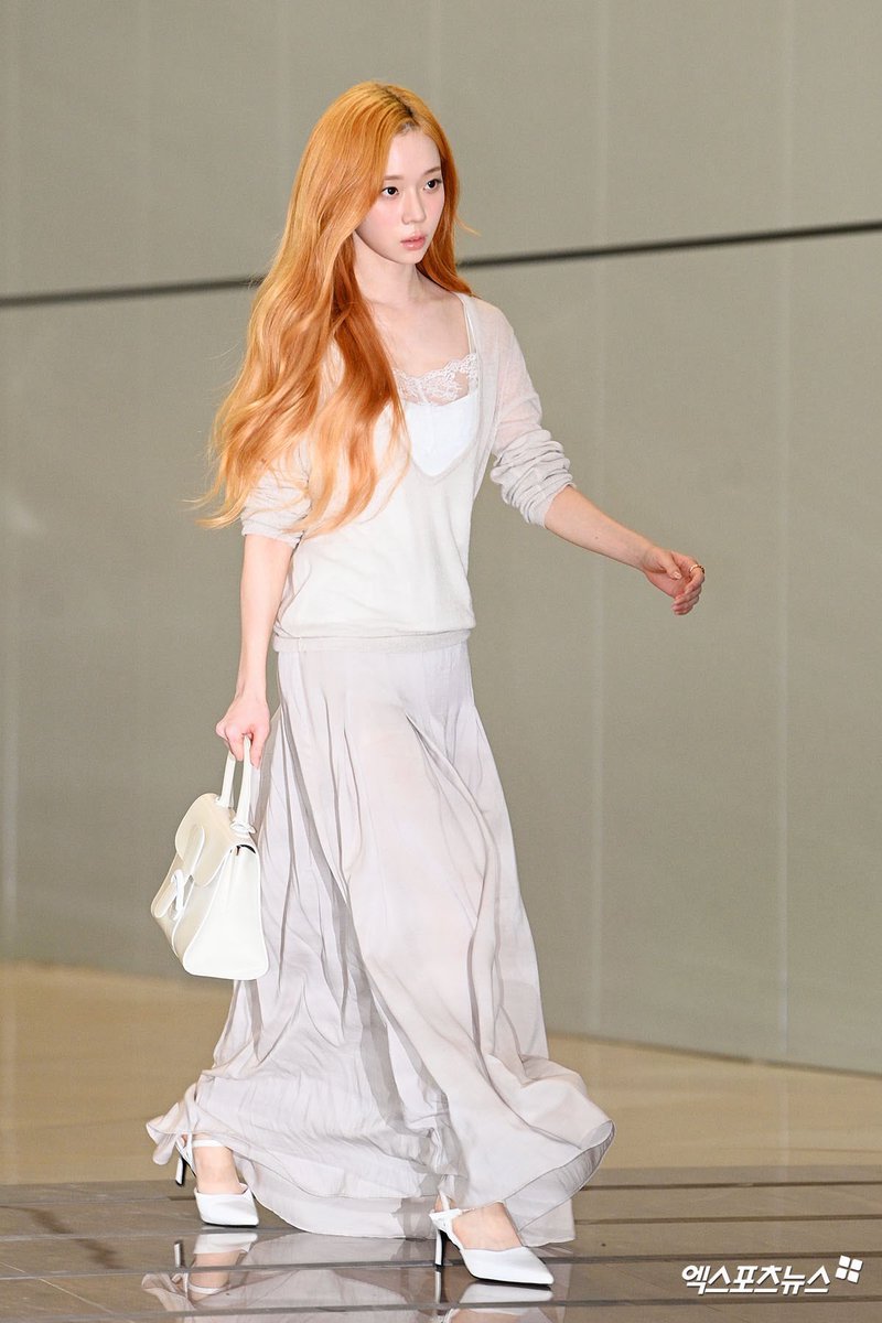 Langsung kedengaran suara kak ian hugen “sayang surat cerainya di atas meja ya tolong signed sebelum aku pulang”