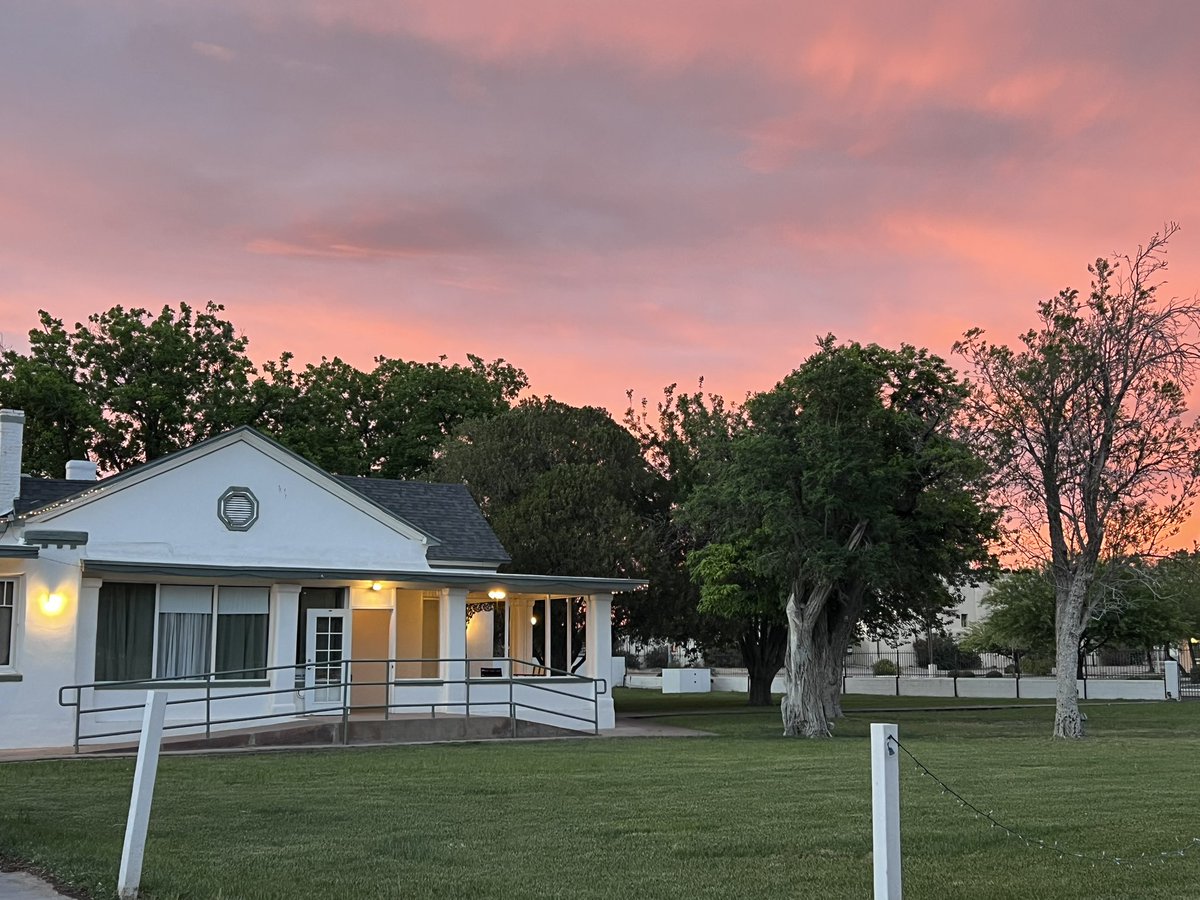 NewMexicoVibes's tweet image. A lovely sunset from the Alameda House.  This historic place dates back to the 1800s and I’m sure has an interesting history. #NewMexico
