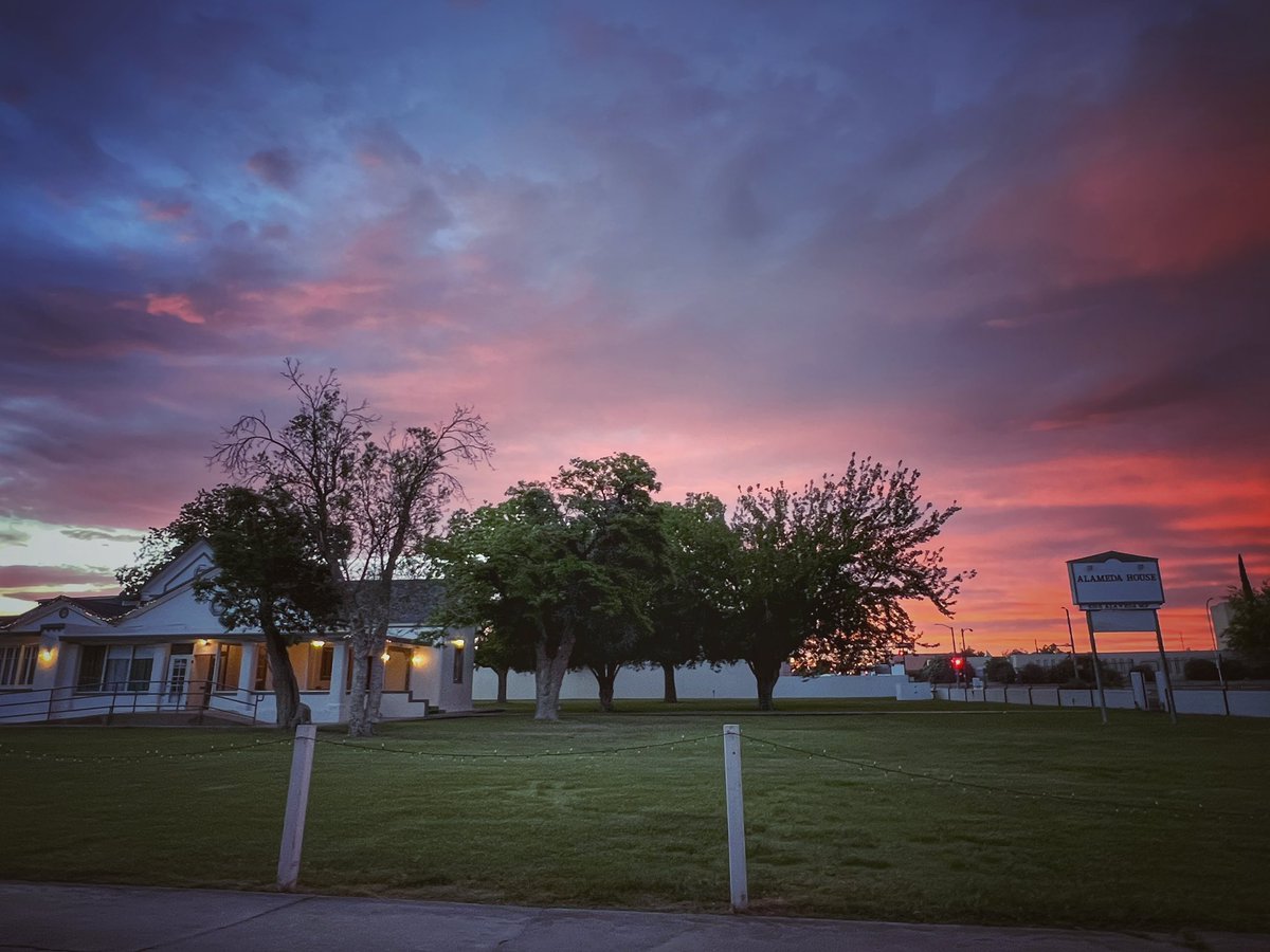 NewMexicoVibes's tweet image. A lovely sunset from the Alameda House.  This historic place dates back to the 1800s and I’m sure has an interesting history. #NewMexico