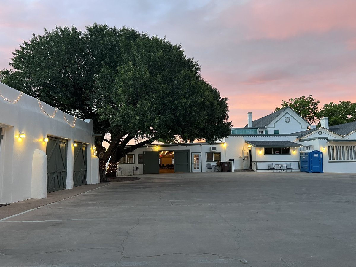 NewMexicoVibes's tweet image. A lovely sunset from the Alameda House.  This historic place dates back to the 1800s and I’m sure has an interesting history. #NewMexico