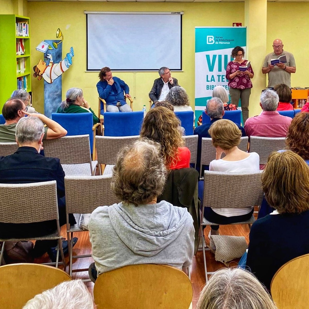 MonEivissa's tweet photo. Mentre a Eivissa celebràvem la Diada entre llibres i veus que s’alçaven, a Menorca ressonava també la nostra presència
Joan Pons presentava Otel·lo a Formentera (Edicions Aïllades) teixint un altre fil d’aquesta xarxa que ens uneix
#Menorca @ProduIlles @melq_art #Diada #llibres https://t.co/JZm5fRCJbj