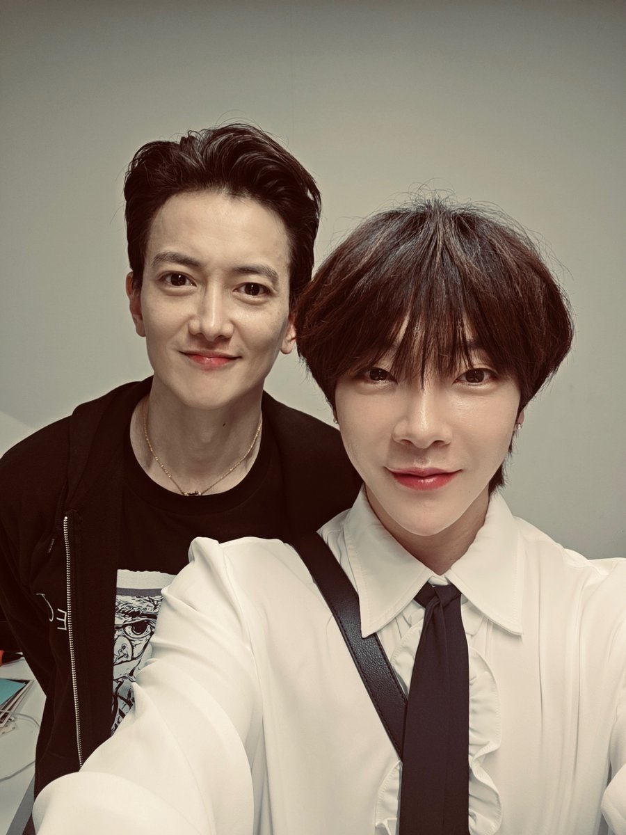 #39PROJECT VOL.2 0422の昼に #ユナク 来てくれた。写真撮ろうと言われて撮ろうとしたら安定のアプリで思い切りタンパク質人形グァンスになっていらあぁーっとなる寸前だったけど。。今日だけは許す。タンパク質人形になっててもいい。ありがとう。#超新星 リーダー あ！やつは今だに連絡ありません😊