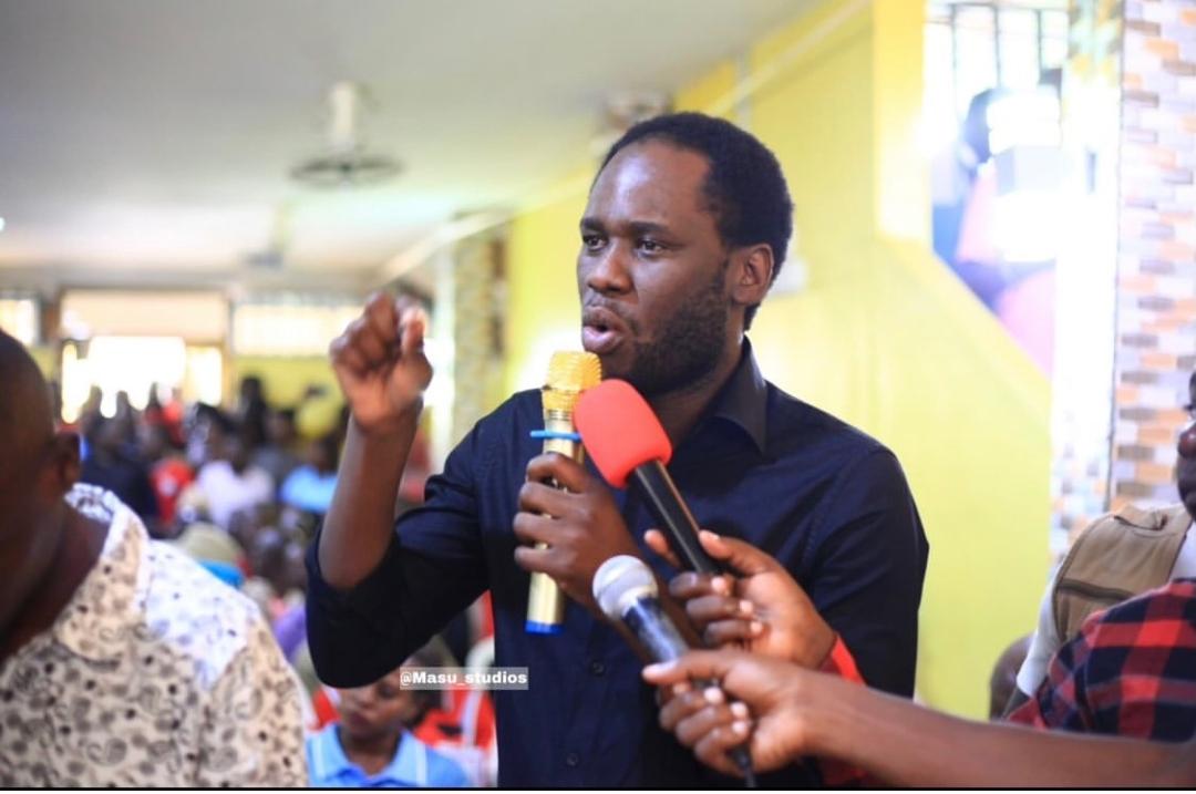 Mwandishi wa habari ALOYCE NYANDA anashikiliwa katika Kituo cha Polisi Bugarama (Kata ya Bugarama kijijini Ilogi) Geita. Walimkata jana huko Kakola. TUHUMA:  Kufadhili kikundi kiitwacho "Tanganyika Freedom Fighters (TFF)."
Muda wowote kuanzia sasa atapelekwa Dodoma. Msaidieni