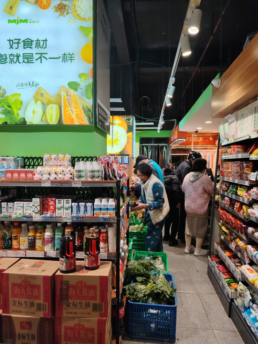 omlana05's tweet image. New Arrivals Alert!  Fresh snacks (chips, granola bars), daily essentials (toothpaste, hand sanitizer), and icy drinks now in stock! Grab your favorites—stock up for the week!   #ConvenienceStore #FreshStock #OneStopShop