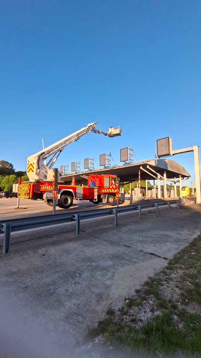 SDIS60's tweet image. #Intervention | Feu de voiture sous le péage d’Amblainville

La propagation aux installations du péage a été limitée ce jeudi 23 en soirée, à 2 postes grâce à la mise en œuvre de 2 lances par les #Pompiers60. Aucun blessé n’est à déplorer.