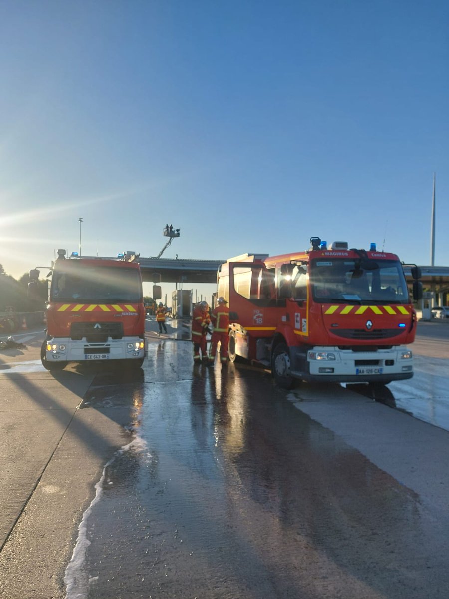 SDIS60's tweet image. #Intervention | Feu de voiture sous le péage d’Amblainville

La propagation aux installations du péage a été limitée ce jeudi 23 en soirée, à 2 postes grâce à la mise en œuvre de 2 lances par les #Pompiers60. Aucun blessé n’est à déplorer.