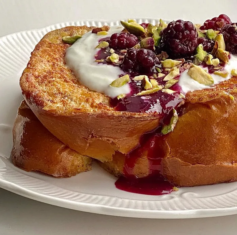 chriskuder's tweet photo. Thick fluffy slice of cinnamon cardamom brioche french toast https://t.co/kwRqIiGEFU