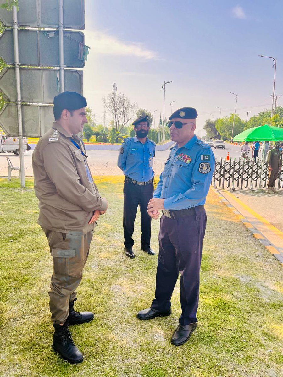ICT_Police's tweet image. ایس پی ایوانِ صدر/پارلیمنٹ ہاؤس طاہر خان اور ایس پی جوڈیشل پروٹیکشن یونٹ اقبال خان نے ریڈ زون کے مختلف پوائنٹس بشمول ناکہ مارگلہ کا دورہ کیا اور ڈیوٹی پر مامور افسران کو مستعدی اور ڈیوٹی کی نوعیت سے متعلق بریفنگ دی۔

#WeRIslamabadPolice #SDI #Islamabad