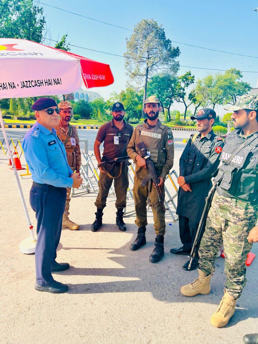 ICT_Police's tweet image. ایس پی ایوانِ صدر/پارلیمنٹ ہاؤس طاہر خان اور ایس پی جوڈیشل پروٹیکشن یونٹ اقبال خان نے ریڈ زون کے مختلف پوائنٹس بشمول ناکہ مارگلہ کا دورہ کیا اور ڈیوٹی پر مامور افسران کو مستعدی اور ڈیوٹی کی نوعیت سے متعلق بریفنگ دی۔

#WeRIslamabadPolice #SDI #Islamabad