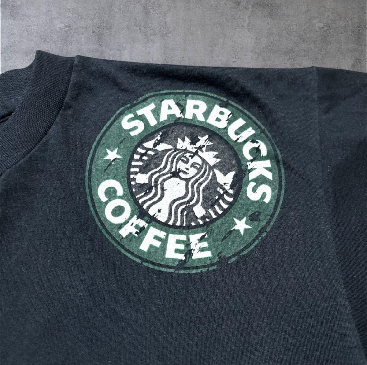 TCompei's tweet image. 「一杯のコーヒーを纏う贅沢」

スタバの洗練をそのまま形にしたT

左肩に宿るセイレーンの気高さ
背面の裾に隠れた遊び心

袖を通すたびに
あの焙煎の香りと安らぎが蘇る

Lサイズの「ゆるだぼ」を
スラックスで綺麗に崩す

日常に、自分らしさと極上の余白を

 #スタバ #Starbucks #企業T #古着