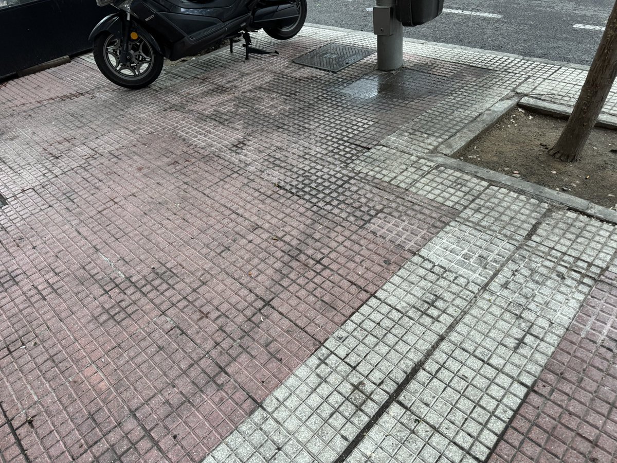 mdieguezp's tweet photo. @Lineamadrid Es intolerable el estado de las aceras en Santa Engracia en torno al 103 al109. Hay terrazas que carchean pero otras no lo hacen y el ayuntamiento tampoco. Si lo hace en Ponzano sábados y domingos. Solicito higienizar. Periódicamente https://t.co/KFPTuHlTvl