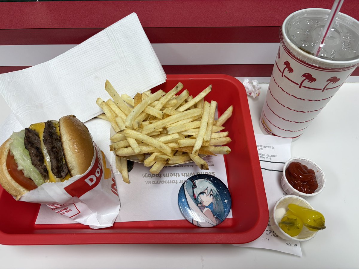 In-n-out，晚上10点还要排一小时。