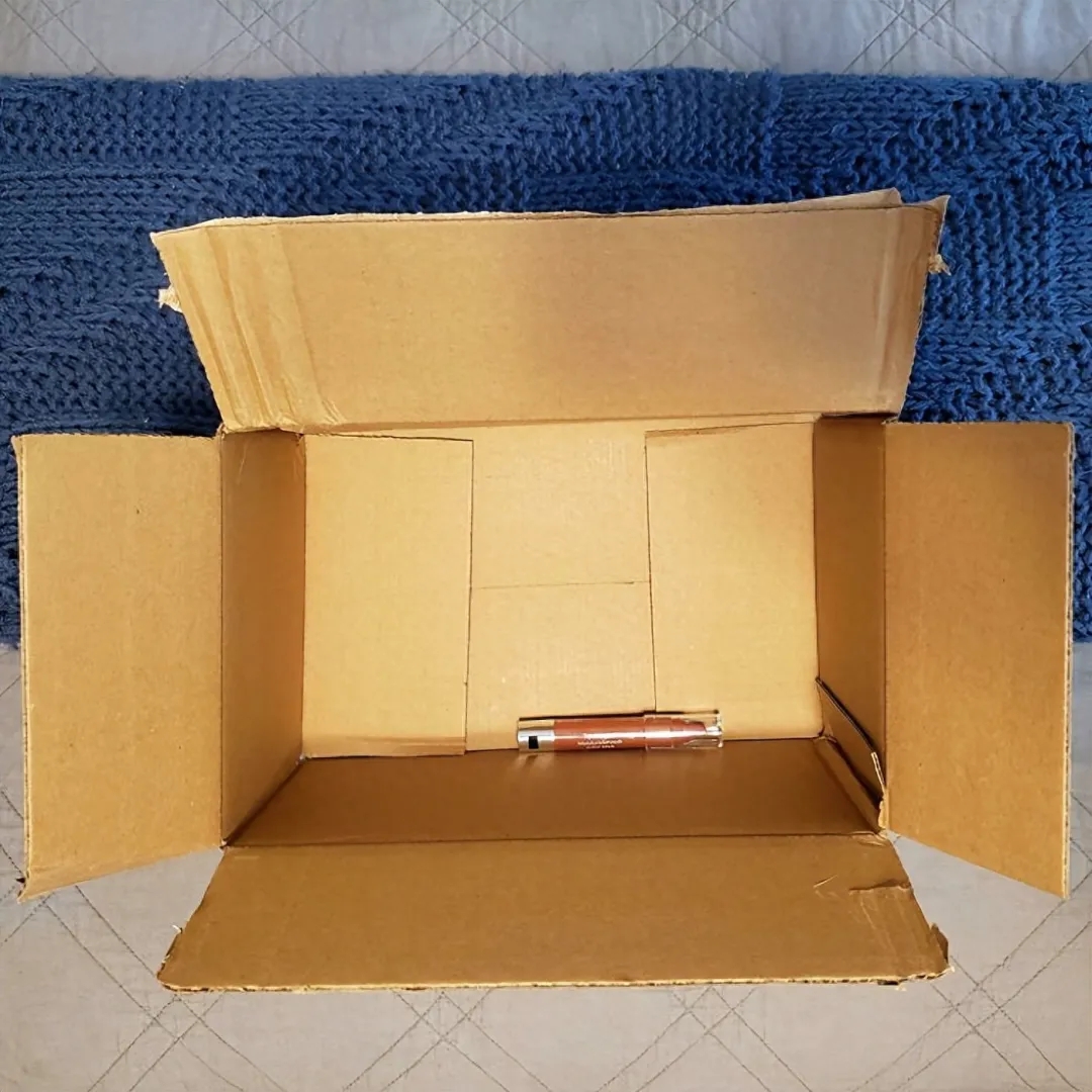 thassiomiranda's tweet image. Just unboxed my @BrandName order—this sleek wireless charger is chef’s kiss! Compact, fast, and matches my desk vibe perfectly.  #UnboxingJoy #TechEssentials