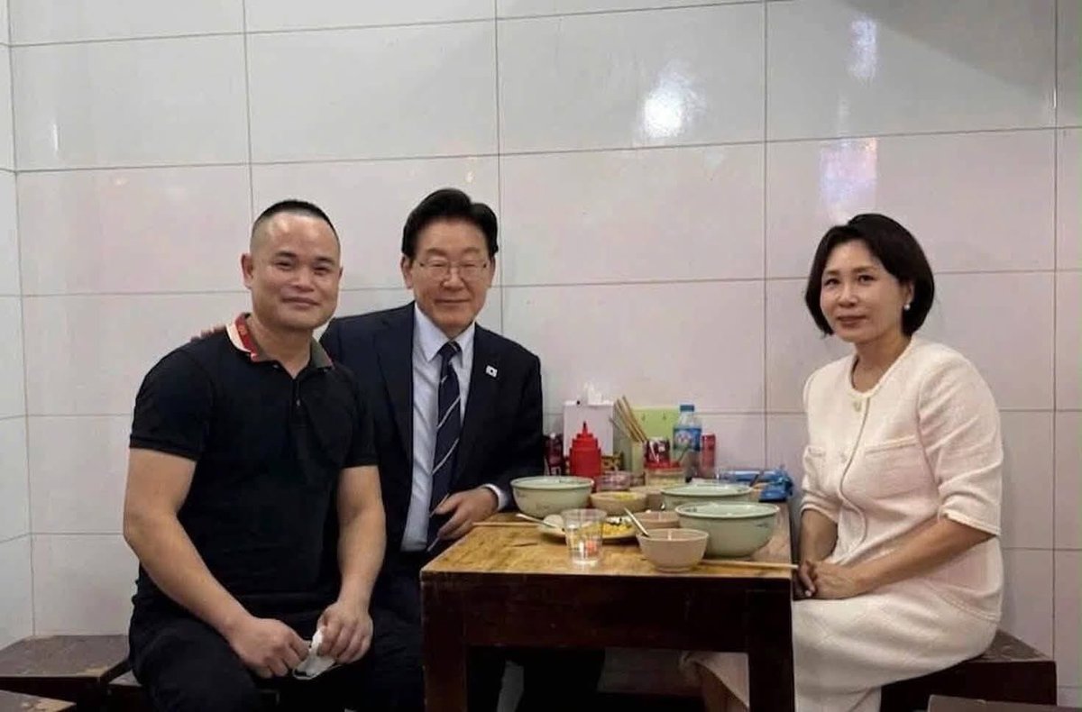 Nika_Krypton's tweet image. Việt Nam vừa an toàn lại còn nhiều đồ ăn ngon nữa. Đến Tổng Thống Hàn Quốc còn phải phát biểu như vậy nữa thì ace mình ngày nghĩ ăn gì cũng đau đầu là đúng rồi nhỉ?🇻🇳🤝🇰🇷

Trưa nay mọi người ăn gì nào? 
#Korea #VietNam #VietNamfood