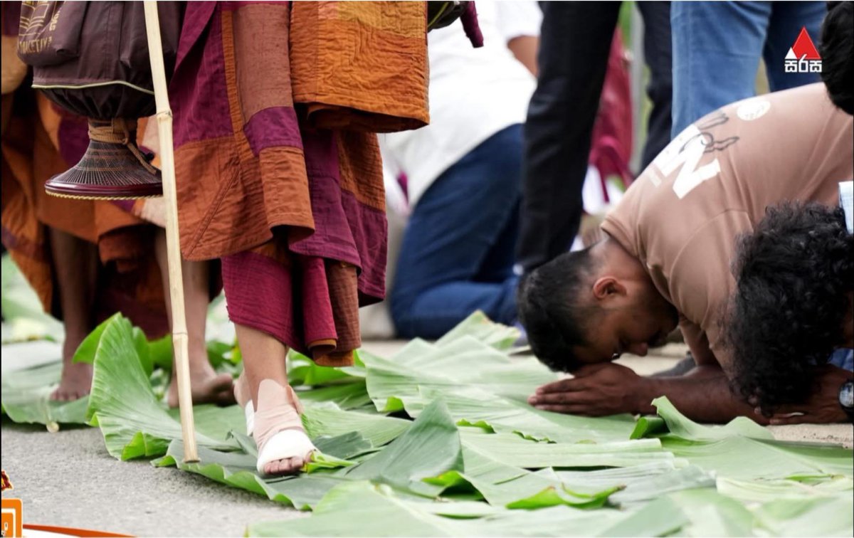 amanthi4's tweet image. දිගු ගමනින් කளை වූ ශරීර, දහනය වූ සම, හා තුවාල වූ පා තිබුණත්—භික්ෂූන් වහන්සේලා පියවරෙන් පියවර ඉදිරියට ගමන් කරමින් සියලු සත්වයන්ට මෙත්තා, කරුණා සහ සාමය පතුරවති 🕊️
#Buddhism #WalkForPeace #Srilanka