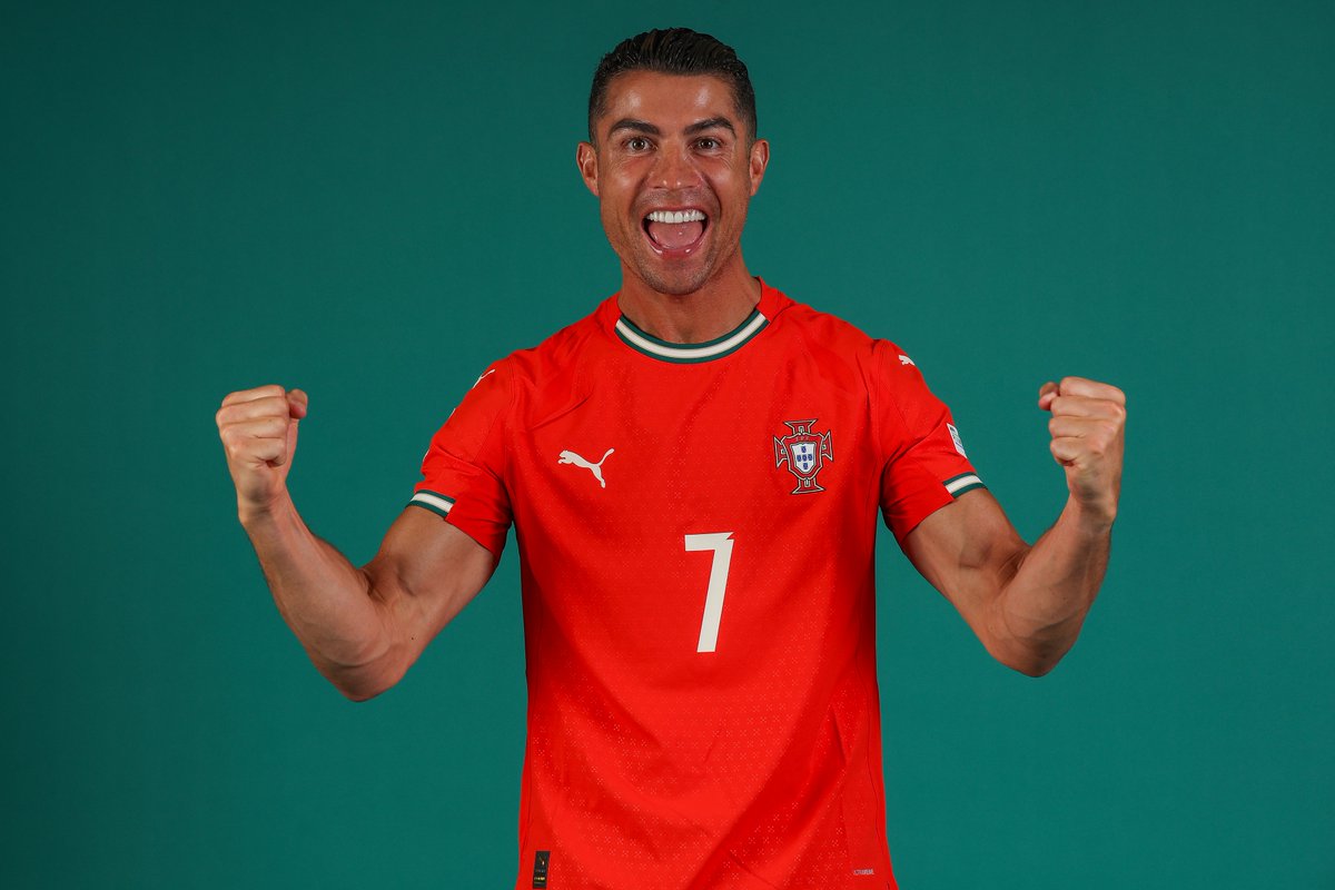 CGTNSportsScene's tweet image. 👽#Ronaldo’s ex‑chef Barone on why #CR7’s still a machine at 41:

❌No milk
❌No sugar
❌No pasta, no bread, no flour carbs
✅Liver, heart, brain = “superfoods”

▶️Daily routine:
🥑Breakfast: avocado, coffee, eggs  
🍗Lunch: chicken/fish + veg  
🥩Dinner: light fillet + veg