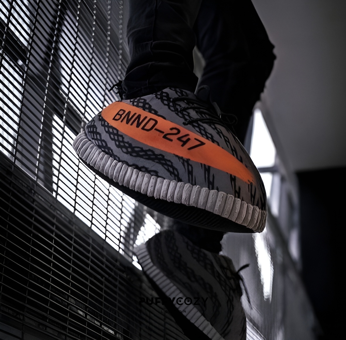 Puffsneakerstr's tweet image. Evde attığın her adımda stil hissi. 👟✨
Pofuduk panduflarla yumuşacık konfor, sade ama iddialı bir görünüm.
Rahatlık artık tarzının en güçlü detayı. 🤍
Ev modasında konforlu bir imza. 🔥
#ayakkabı #dans #nike #moda #sneakers #dansokulu #modaikonu #ayakkabıdelisi #panduf