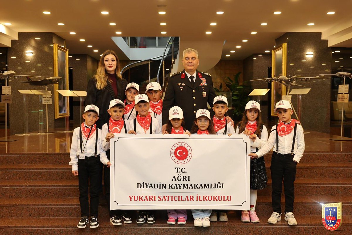 jandarma's tweet photo. Jandarma Genel Komutanımız Orgeneral Sayın Ali ÇARDAKCI, 23 Nisan Ulusal Egemenlik ve Çocuk Bayramı’nda Ağrı Diyadin Yukarı Satıcılar İlkokulu’nun kıymetli öğretmenini ve öğrencilerini misafir ederek, günün anlam ve önemine binaen komutanlık koltuğunu temsili olarak minik bir öğrencimize devretti.

📍Ankara
🗓️23 Nisan 2026