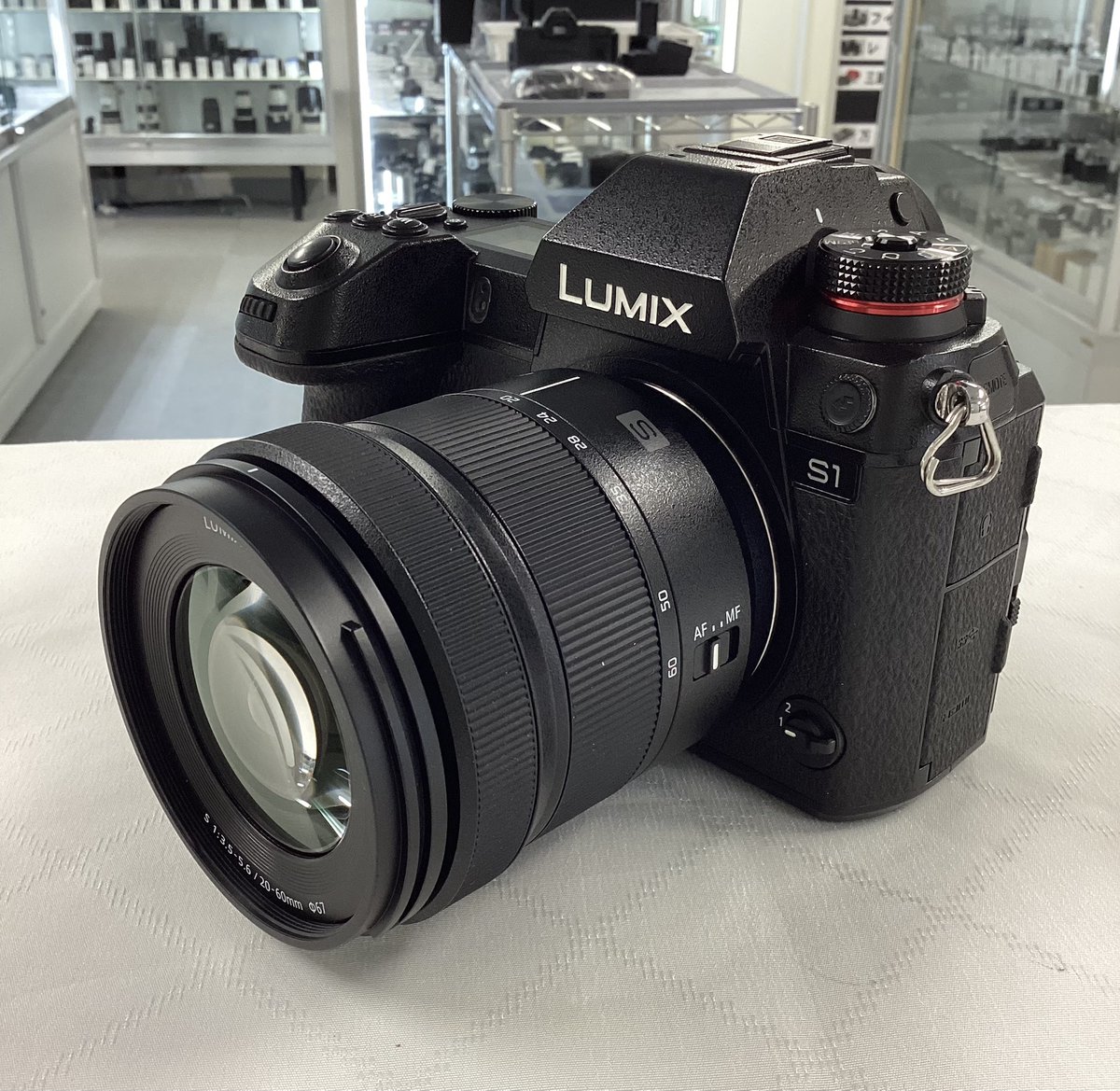 lemonsha's tweet image. 銀座店🍋に鉄の塊(褒め言葉)がやってきました✨️​LUMIX S1入荷です🙌
​1kgを超えるので正直重いです🪨
が！この剛性感と吸い付くようなEVF、そして最高に心地よいシャッター音を聞くと、これだよなと納得させられちゃいます📸✨️
​撮ってる感を全身で味わいたい方はぜひ✨️
​#Panasonic #カメラ買取