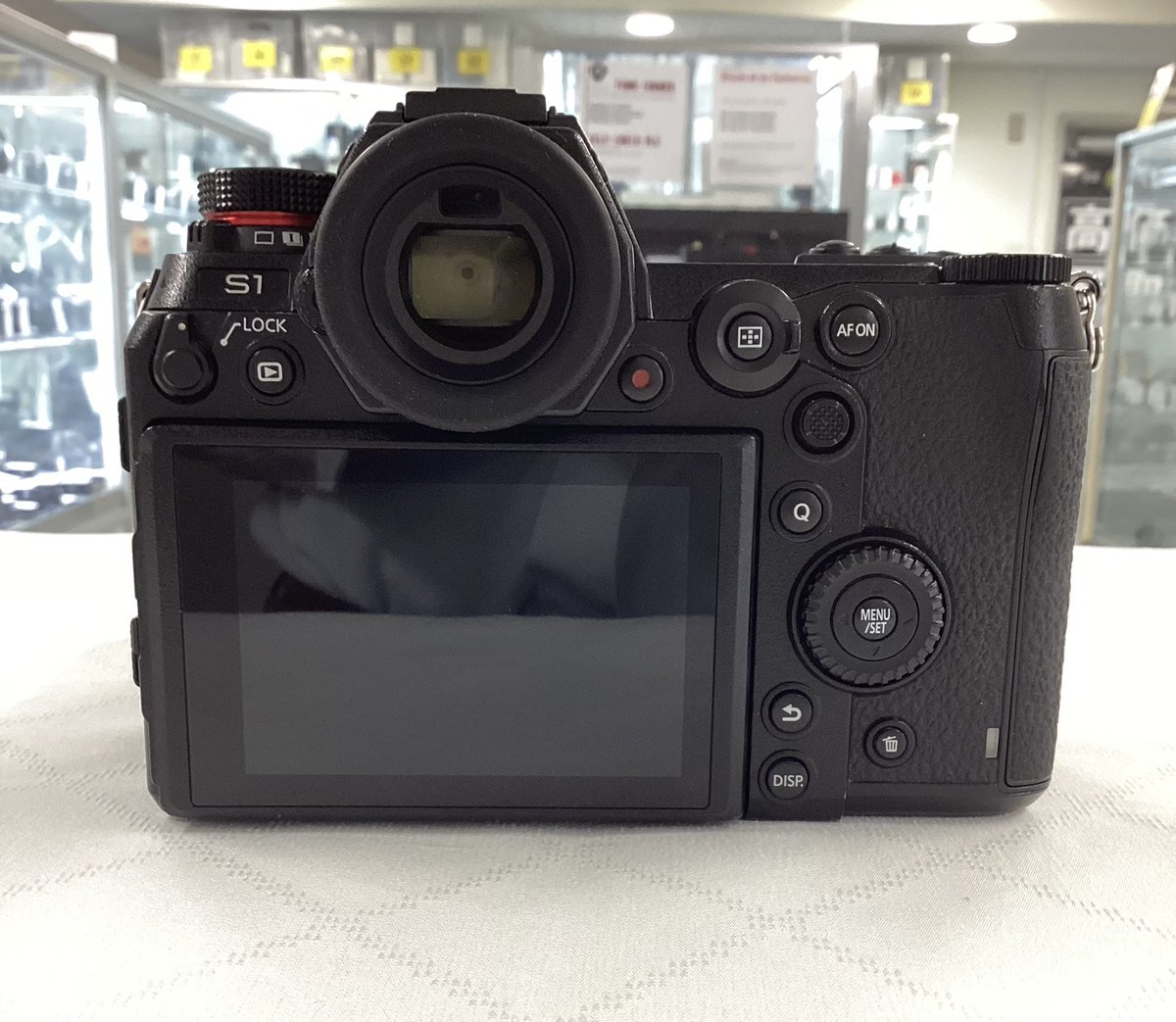 lemonsha's tweet image. 銀座店🍋に鉄の塊(褒め言葉)がやってきました✨️​LUMIX S1入荷です🙌
​1kgを超えるので正直重いです🪨
が！この剛性感と吸い付くようなEVF、そして最高に心地よいシャッター音を聞くと、これだよなと納得させられちゃいます📸✨️
​撮ってる感を全身で味わいたい方はぜひ✨️
​#Panasonic #カメラ買取