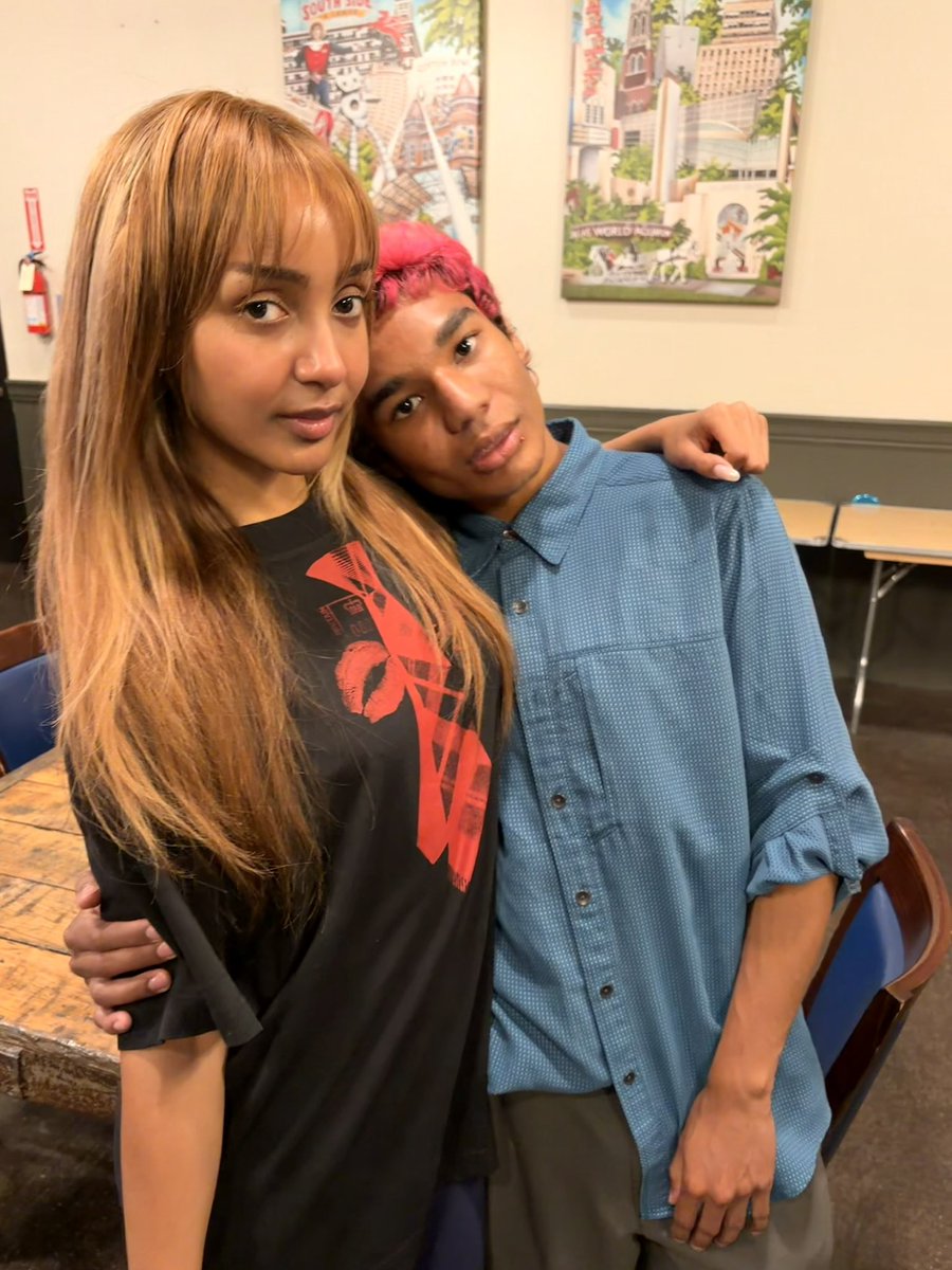dtx_drew's tweet photo. Met #PinkPantheress ❤️🌸 https://t.co/5GrbM42yF4