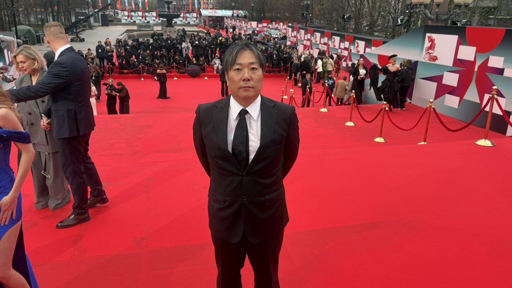 inoue0011's tweet photo. モスクワ国際映画祭、閉会式です。レッドカーペットを歩きました。授賞式ではお祝いの言葉を伝えさせていただきました。多くの方に連絡先を聞きました。一度繋がれば、何かプロジェクトがあれば協力し合えるし、情報交換出来ます。映画人は結局映画好きな人の集まりなので仲良くなりやすいです。 https://t.co/5w6lYcHNDi