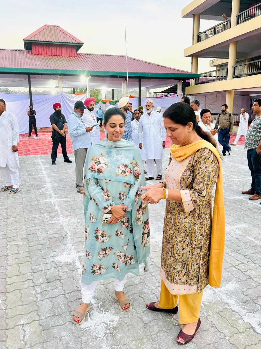 कांगड़ा, हिमाचल प्रदेश में आयोजित संगठन सृजन अभियान के 10 दिवसीय प्रशिक्षण शिविर में शामिल होकर संगठनात्मक मजबूती की दिशा में सार्थक संवाद का हिस्सा बनी। इस शिविर में जम्मू-कश्मीर, पंजाब और हिमाचल प्रदेश से जिला कांग्रेस कमेटी अध्यक्ष भाग ले रहे हैं, जहाँ कार्यकर्ताओं की भूमिका