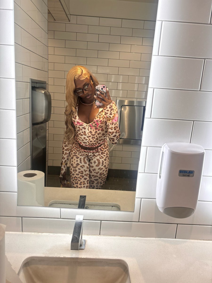 theyluvx.symone tweet media