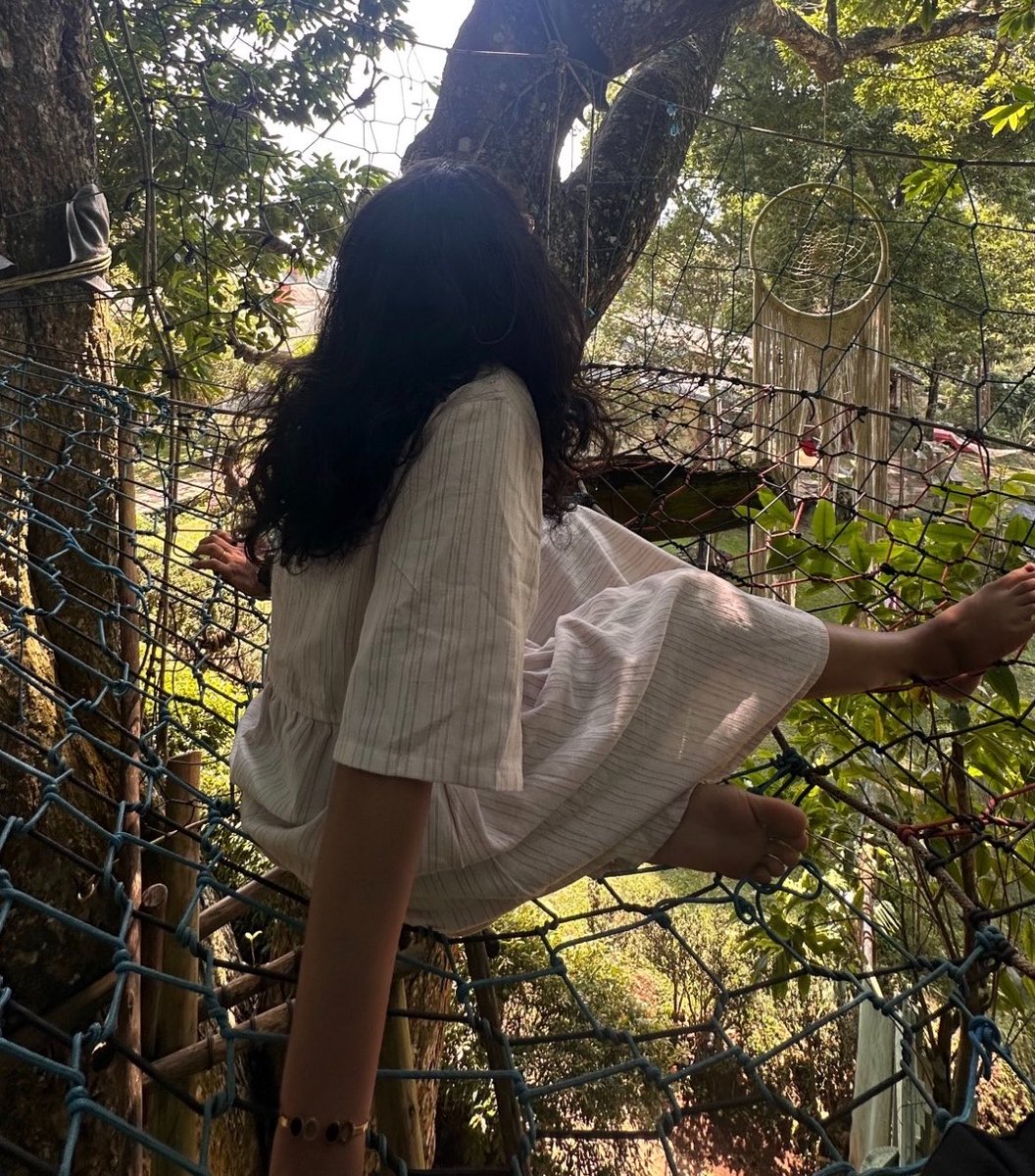 AMMUvd1's tweet image. കാറ്റും കൊണ്ട് ഇങ്ങ്നെ ഇരിക്കാൻ നല്ല സുഖം, ഫുൾ മരങ്ങൾ ആയതോണ്ട് അത്യാവശ്യം നല്ല തണുത്ത കാറ്റുണ്ട് 
#home #relaxed 🥰😍