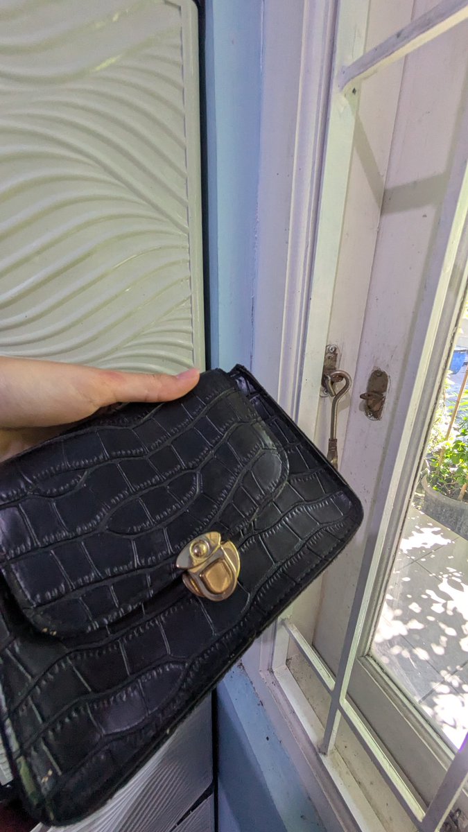 nnaysek's tweet photo. Preloved tas good condition https://t.co/T1spFlzpT0
