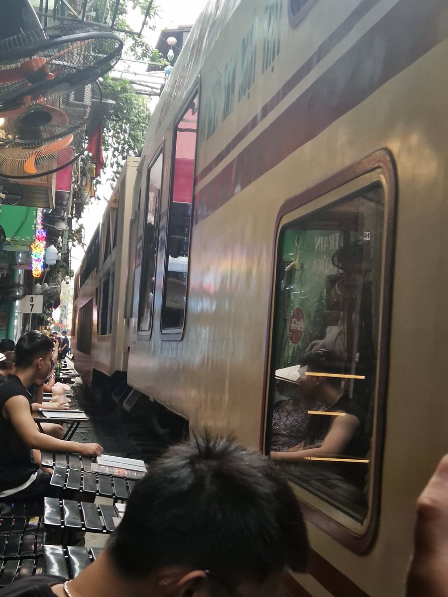 Sukani123's tweet image. Bämm...
Eine Eisenbahn in der Eisenbahnstraße von Hanoi.🤩🤩🤩
#Vietnam