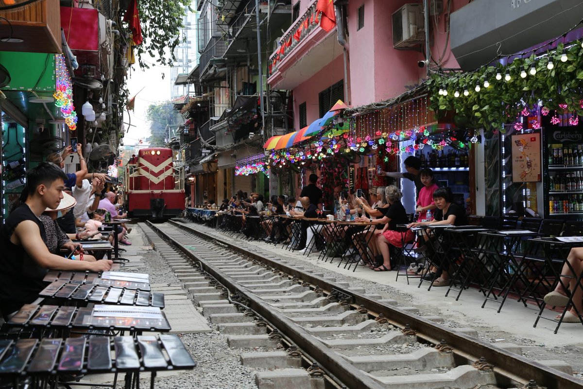 Sukani123's tweet image. Bämm...
Eine Eisenbahn in der Eisenbahnstraße von Hanoi.🤩🤩🤩
#Vietnam