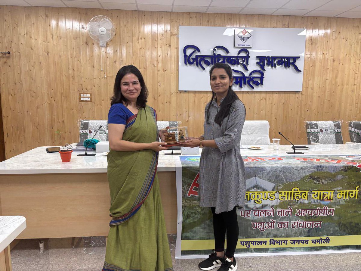 PFAukd's tweet image. Chamoli district held an equine welfare workshop for the Hemkund Yatra with police, vets &amp;amp; stakeholders. Focus: enforce laws, prevent cruelty &amp;amp; improve facilities. Behind every yatra is unseen animal labour—justice must reach the mountain trails too.

#equinewelfare #yatra